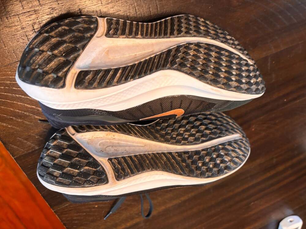 Nike Quest 5 Women's Running Shoes Black Metallic LEFT shoe 6 1/2 and RIGHT sho - Picture 7 of 7